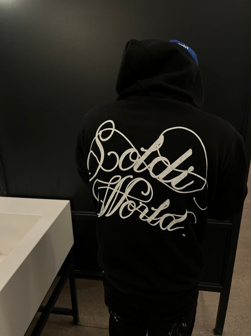 Poleron Soldiworld SOLDIWORLD 2023 - diseno clasico, logo en manga, capucha bordada, grafico globo terraqueo - streetwear urbano Chile, vista frontal
